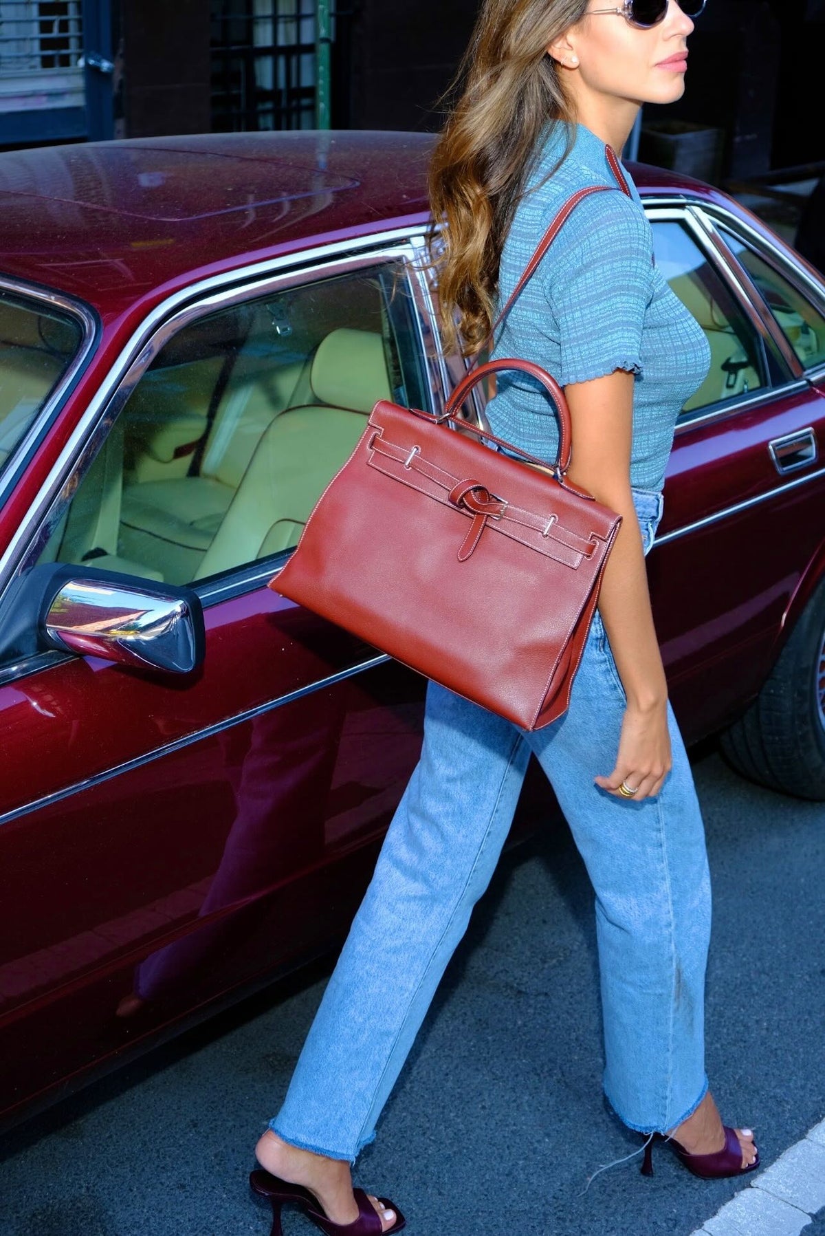 Hermès Kelly Flat 35 Rouge H Swift Palladium Hardware, worn on the shoulder by a model walking