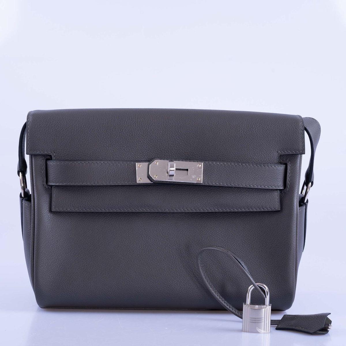 Hermès Kelly Messenger PM Gris Misty Evercolor Palladium Hardware, front view, closed, with the lock and clochette resting at the right