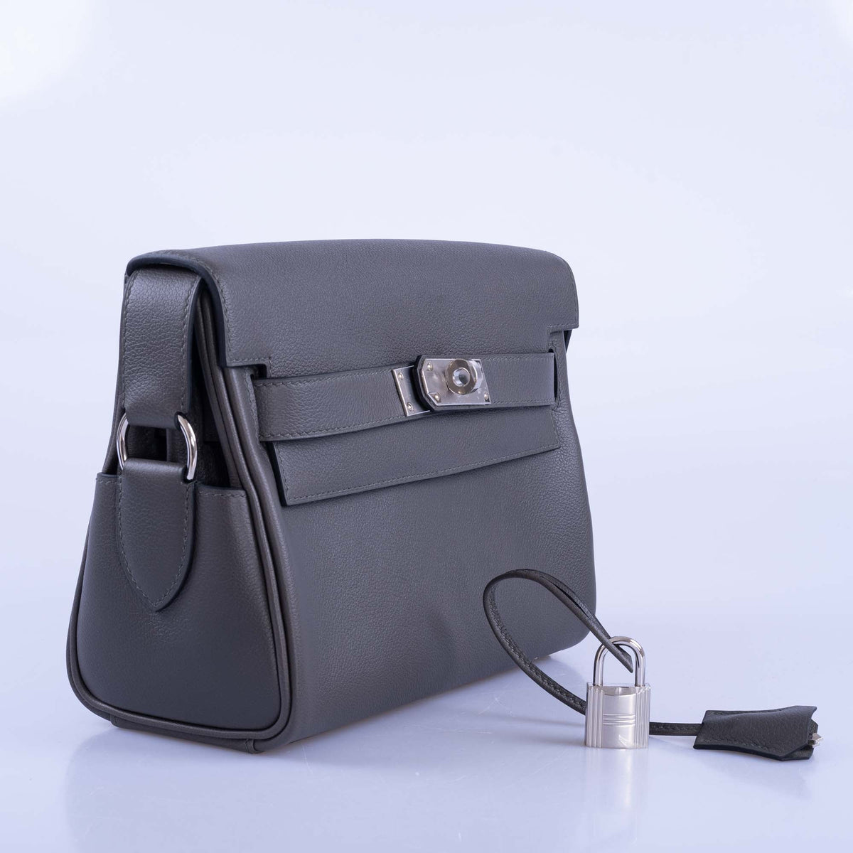 Hermès Kelly Messenger PM Gris Misty Evercolor Palladium Hardware, three-quarter view showing the left side