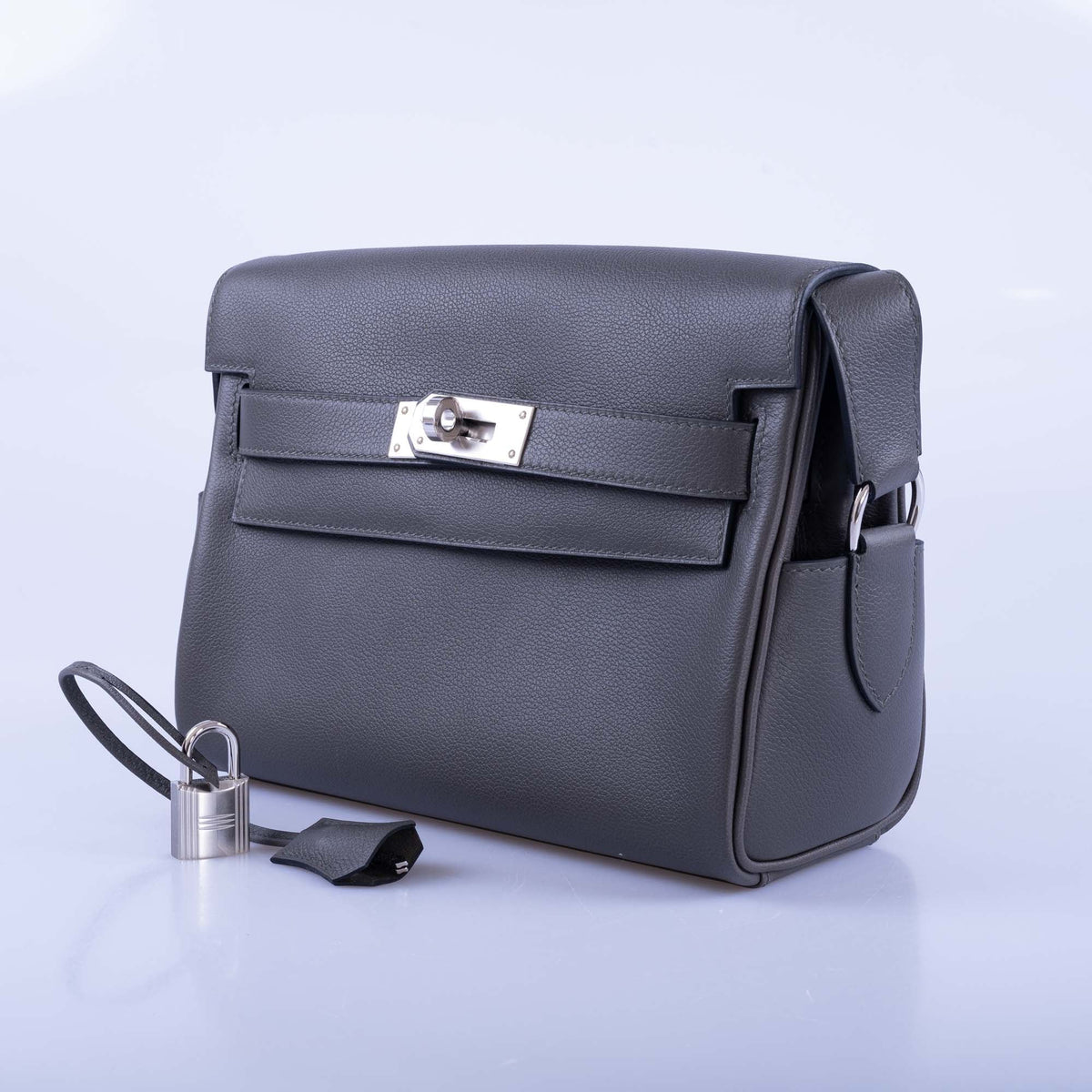 Hermès Kelly Messenger PM Gris Misty Evercolor Palladium Hardware, three-quarter view showing the right side, with lock and clochette