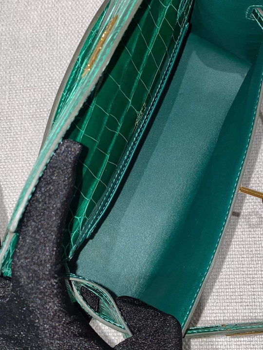 Hermès Kelly Pochette in Vert Émeraude Alligator with Gold hardware, image 4 of 4