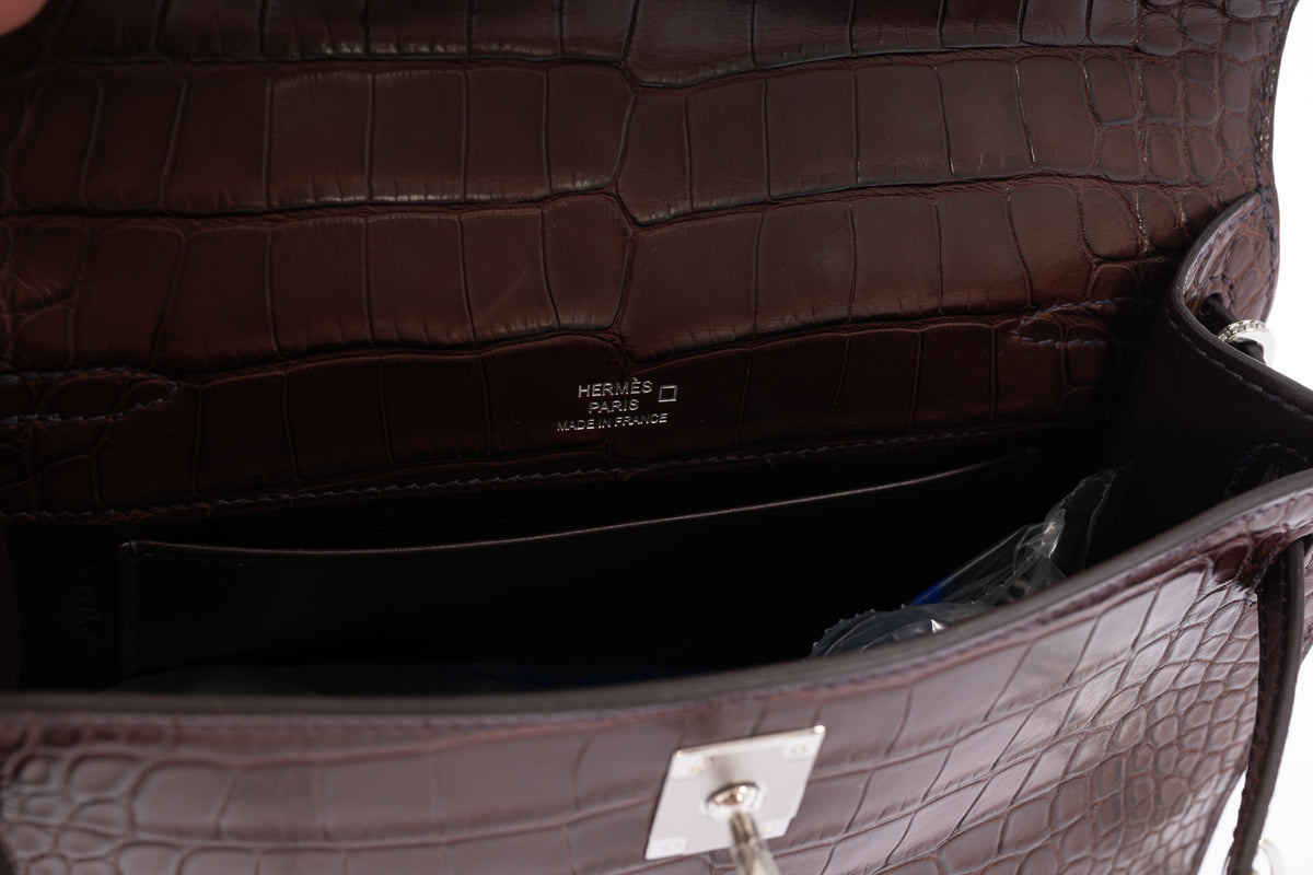 Hermès Kelly Pochette in Havane matte alligator, interior with Hermès Paris stamp and wall pocket.