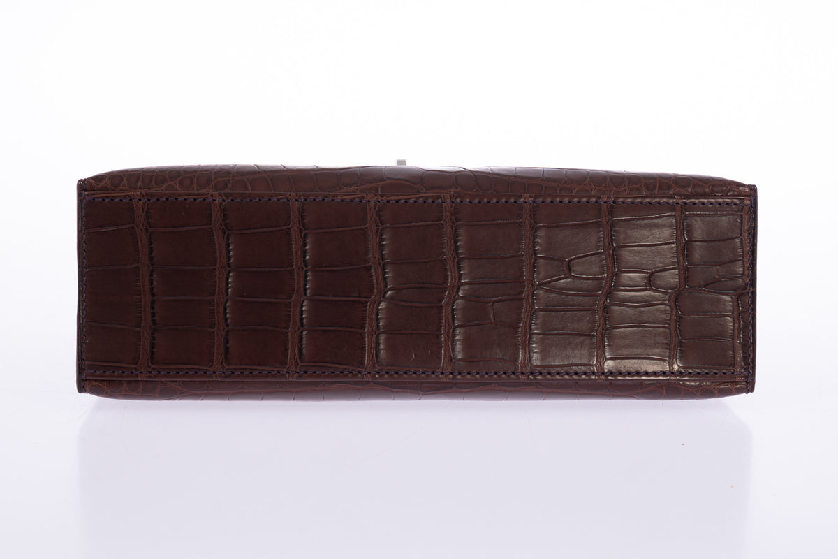 Hermès Kelly Pochette in Havane matte alligator, base view.