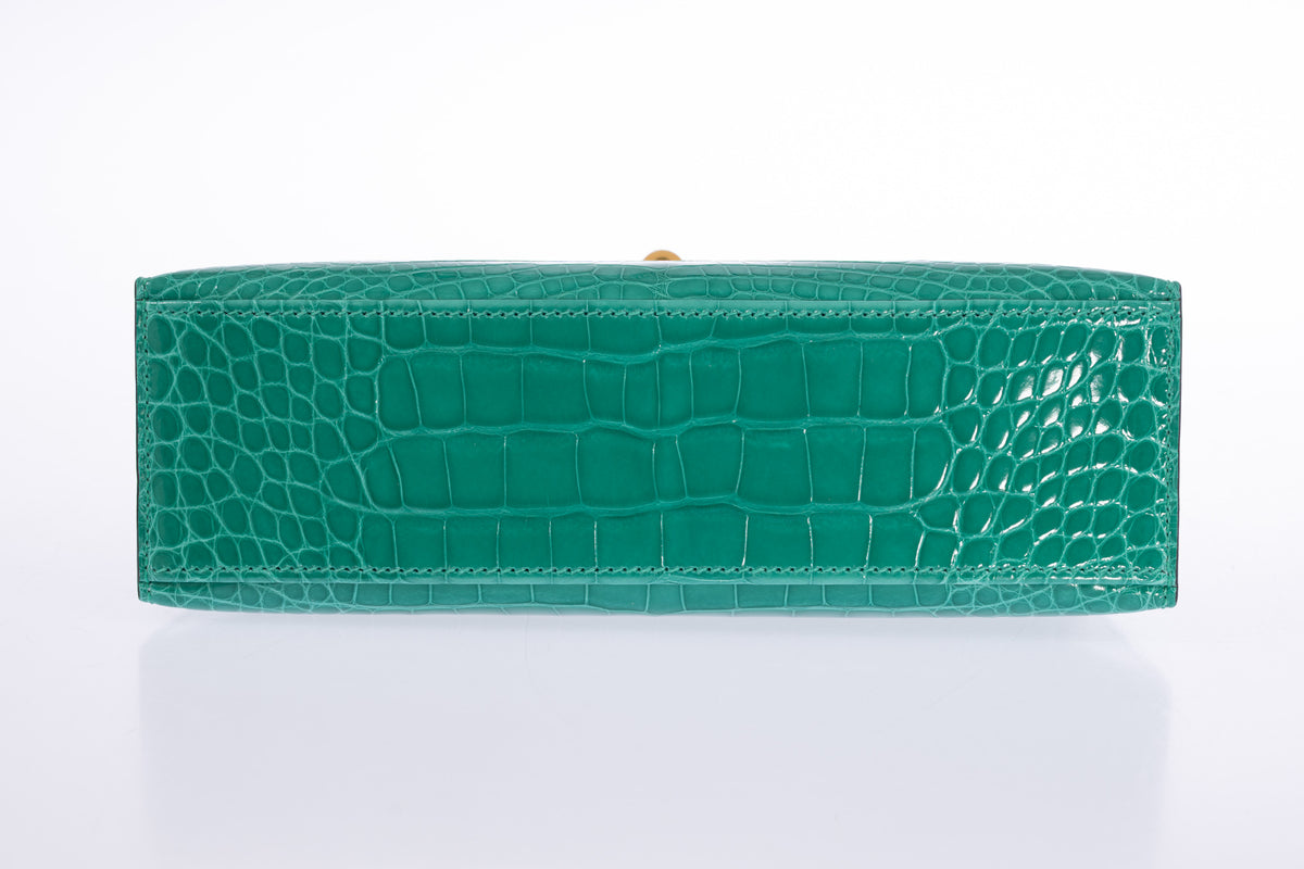 Hermès Kelly Pochette in Vert Jade shiny alligator with gold hardware, base and stitching detail.