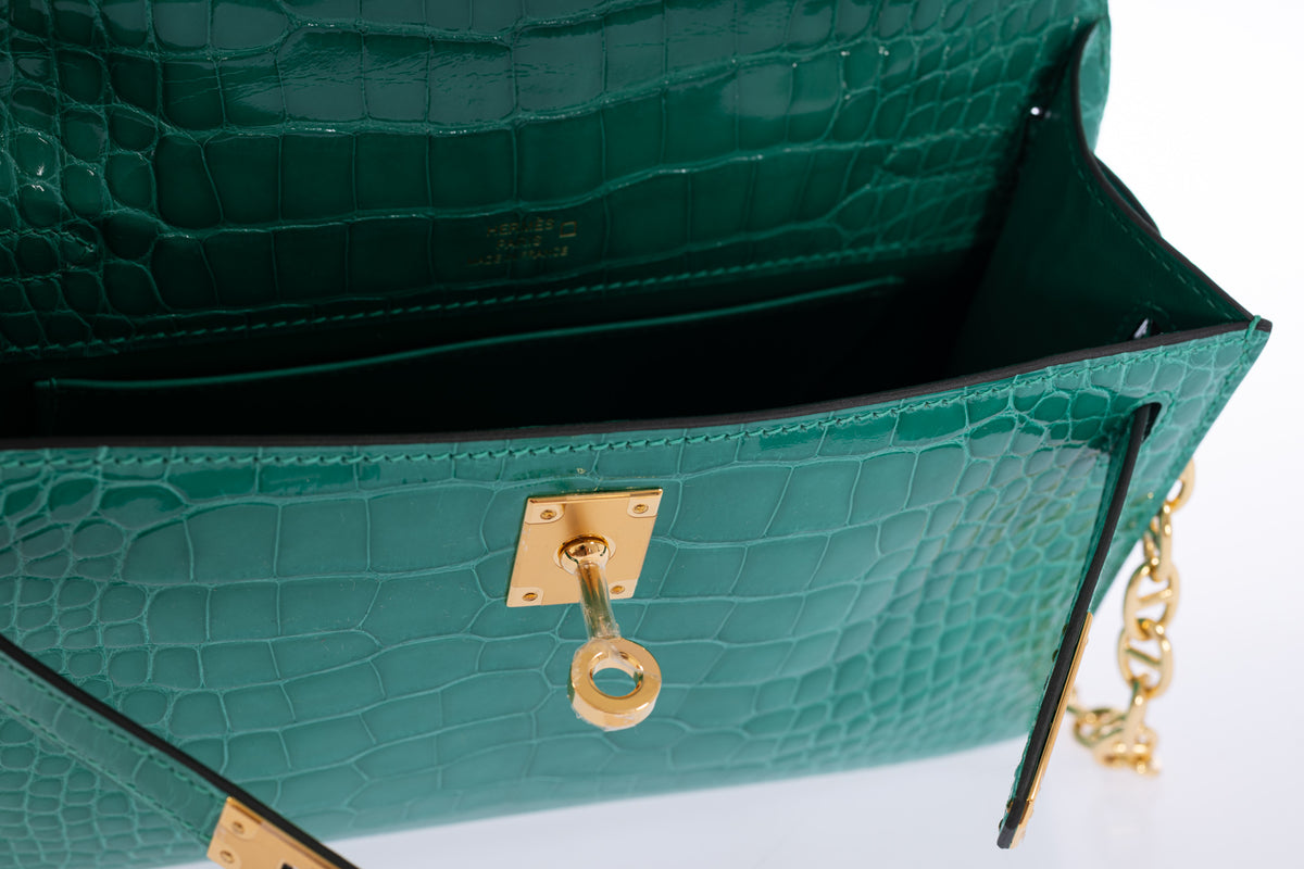 Hermès Kelly Pochette in Vert Jade shiny alligator with gold hardware, open interior and Hermès signature detail.