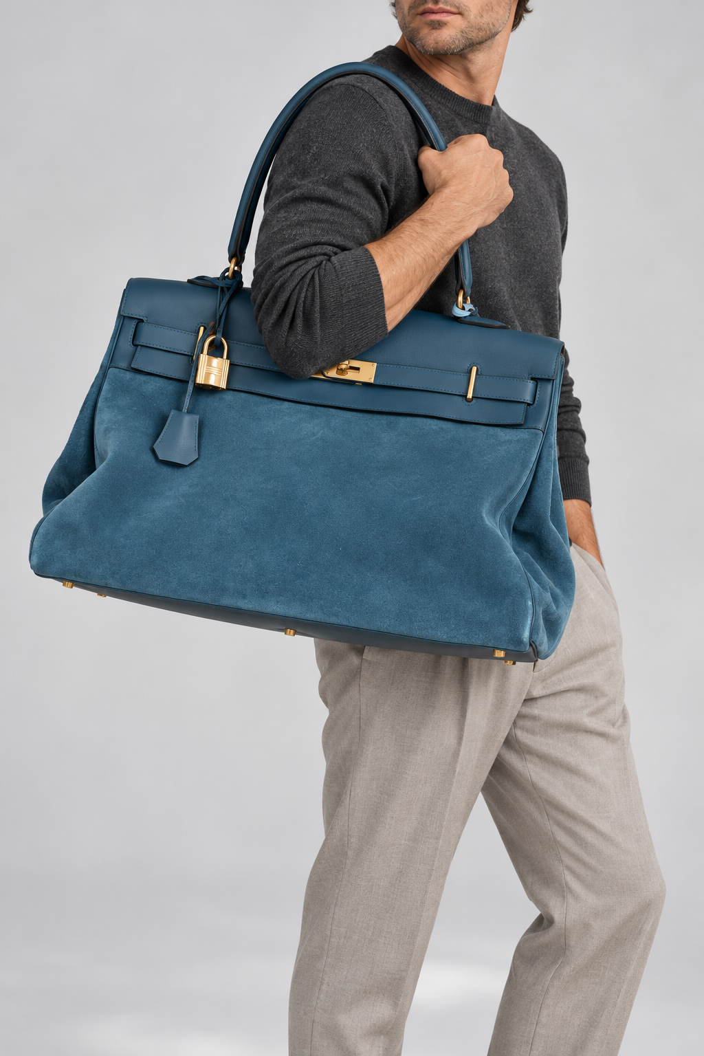 Hermès Kelly Relax 50 Grizzly Bleu Thalassa Doblis Suede and Swift Permabrass Hardware, carried on the shoulder by a model