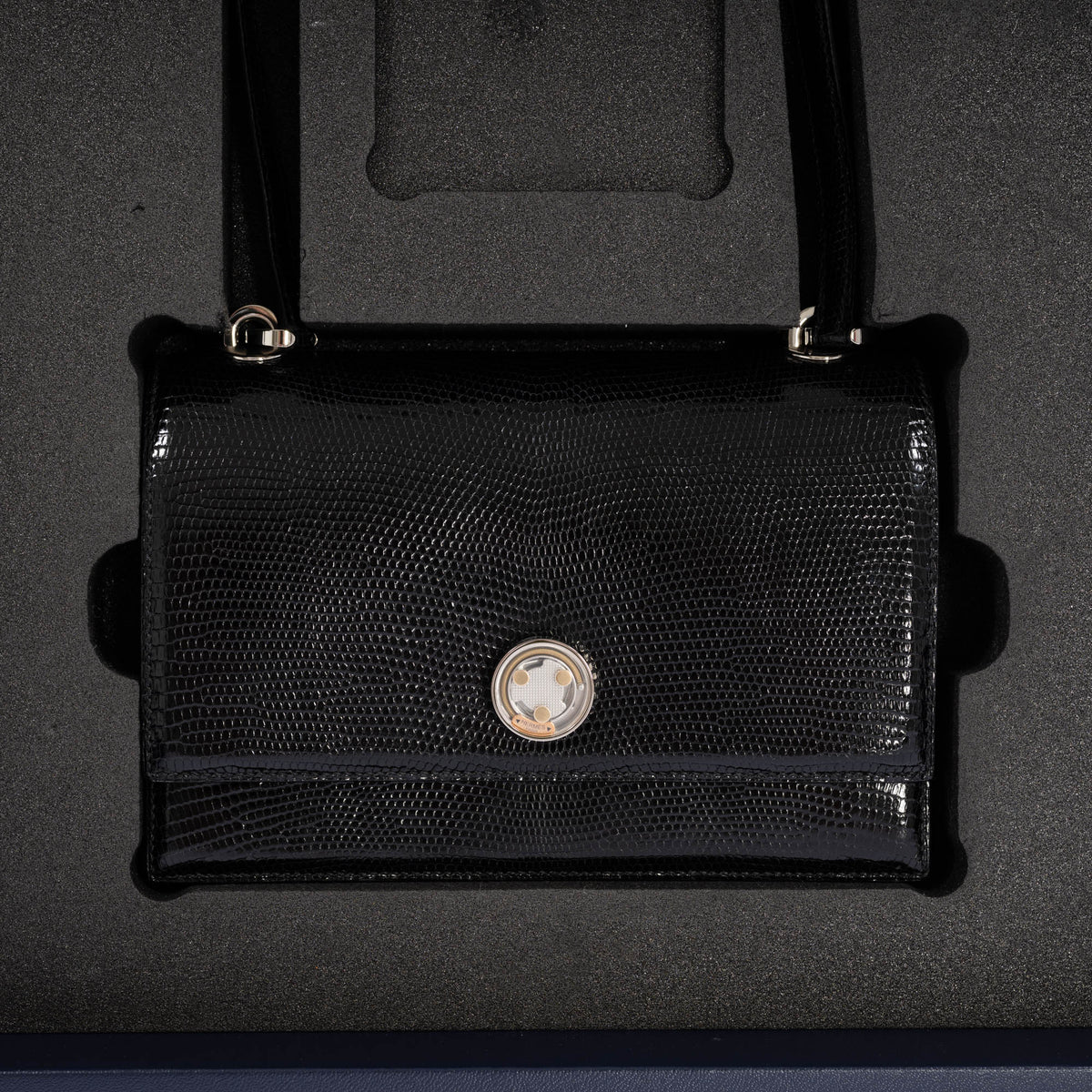 Hermès Minuit au Faubourg 20 in Noir lizard, in its box, close view of the flap and clasp.