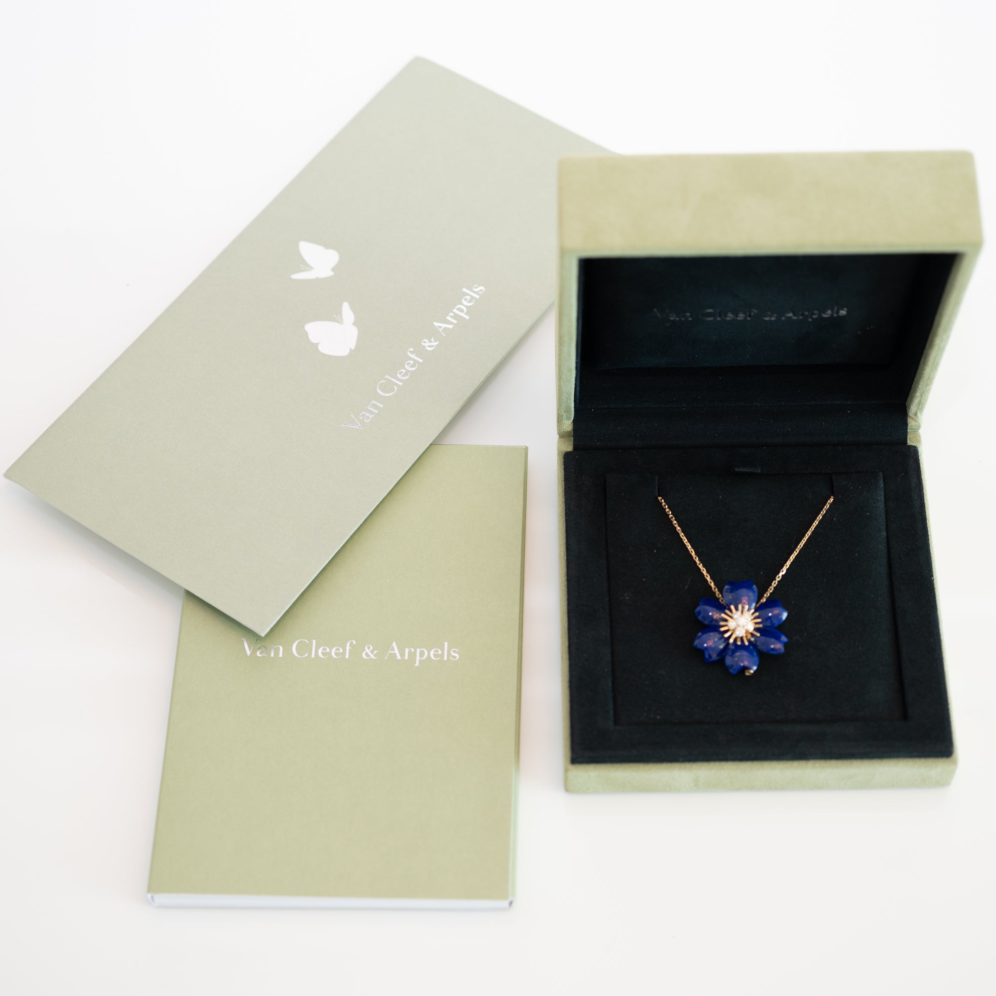 Van Cleef & Arpels Rose de Noël Clip Pendant Small Model Lapis Lazuli Diamond 18K Yellow Gold