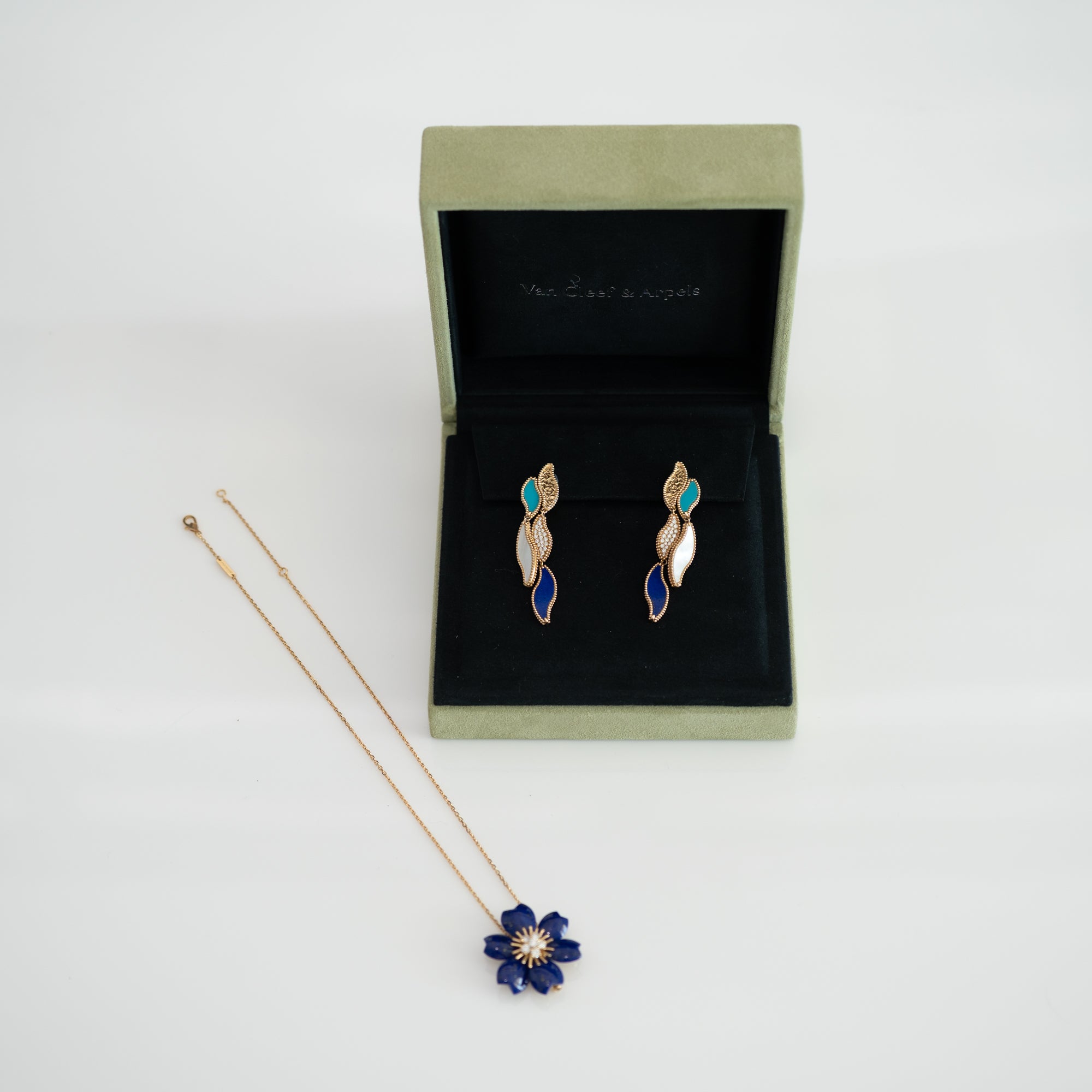 Van Cleef & Arpels Rose de Noël Clip Pendant Small Model Lapis Lazuli Diamond 18K Yellow Gold