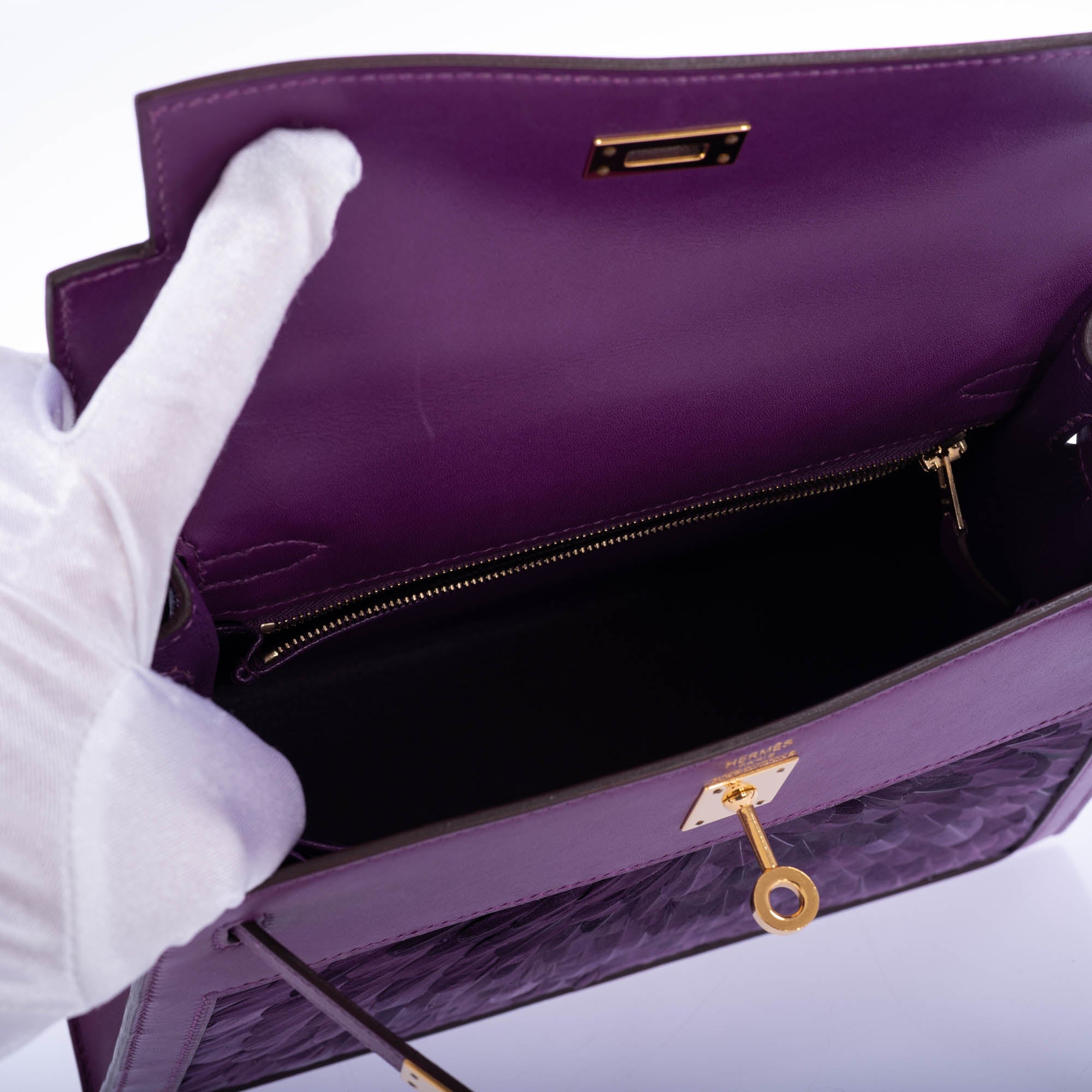 Vintage Hermès Kelly 25 Sellier Violet Custom Feather Tadelakt Leather Gold Hardware