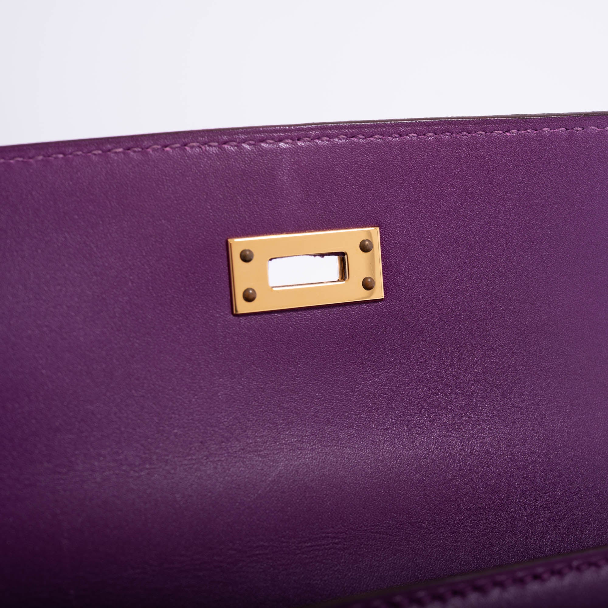 Vintage Hermès Kelly 25 Sellier Violet Custom Feather Tadelakt Leather Gold Hardware