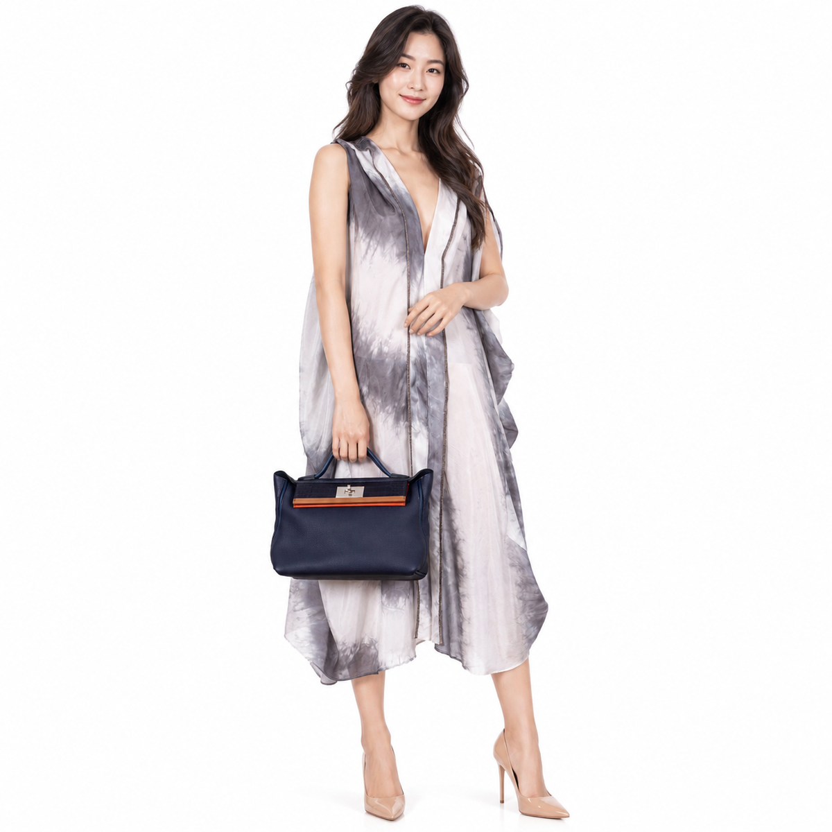 Hermès 24/24 29 Bleu Nuit Togo and Matte Alligator Palladium Hardware shown on a model