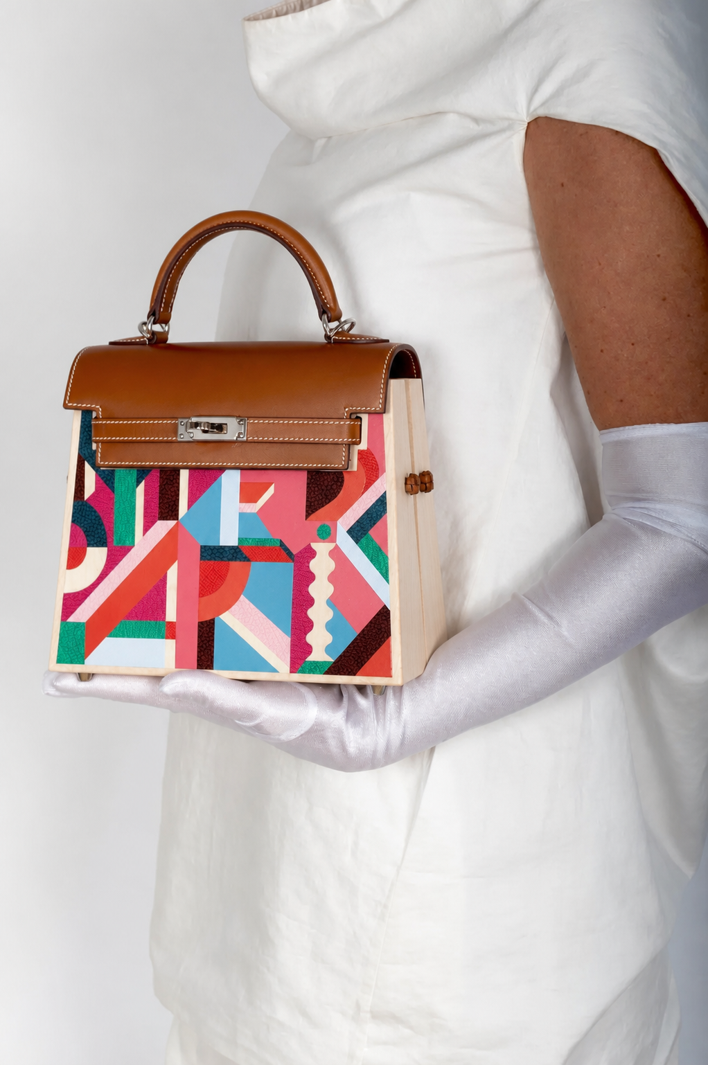 Hermès Kelly Kellywood studio model shot, front three-quarter with natural wood side panels