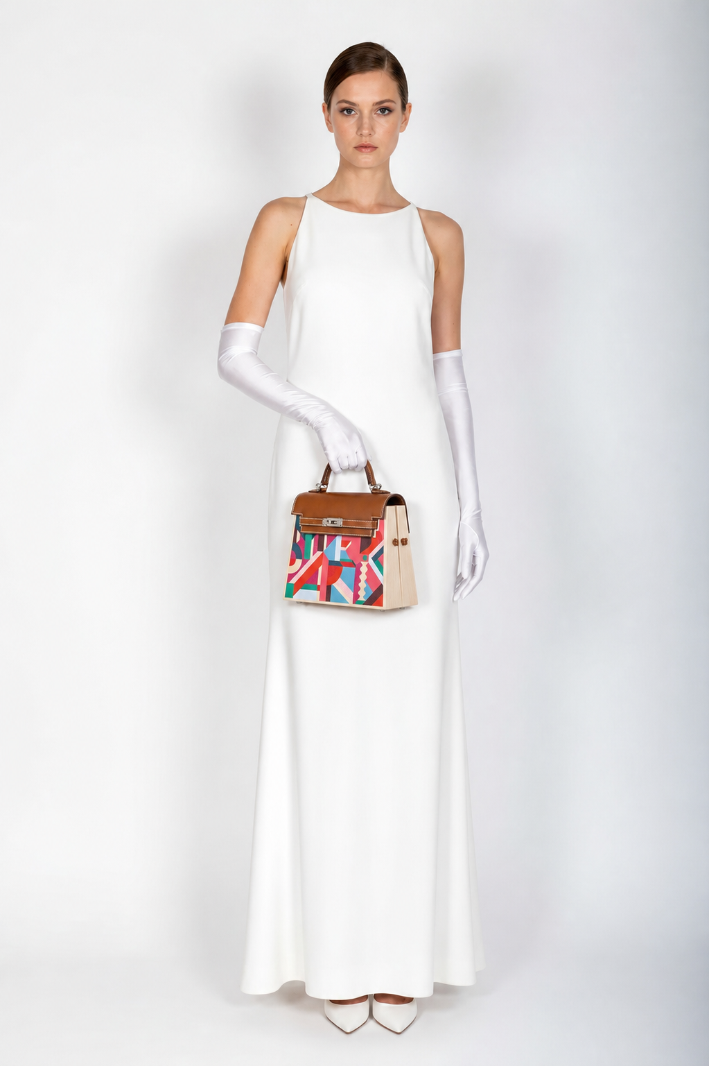 Hermès Kelly Kellywood full-length model shot, showing natural wood side panels